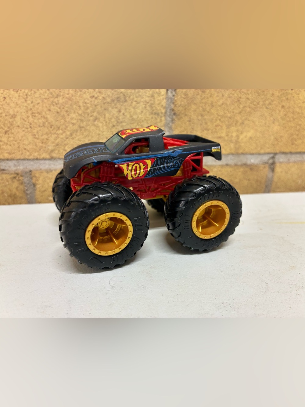 Hot Wheels Monster Trucks Podium Crasher Black 1:64 Monster Truck